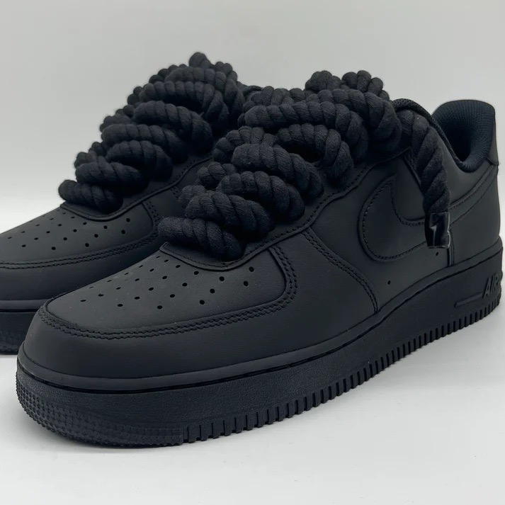 nike-air-force-1-unicolore-noir-avec--gros-lacets-4.jpeg