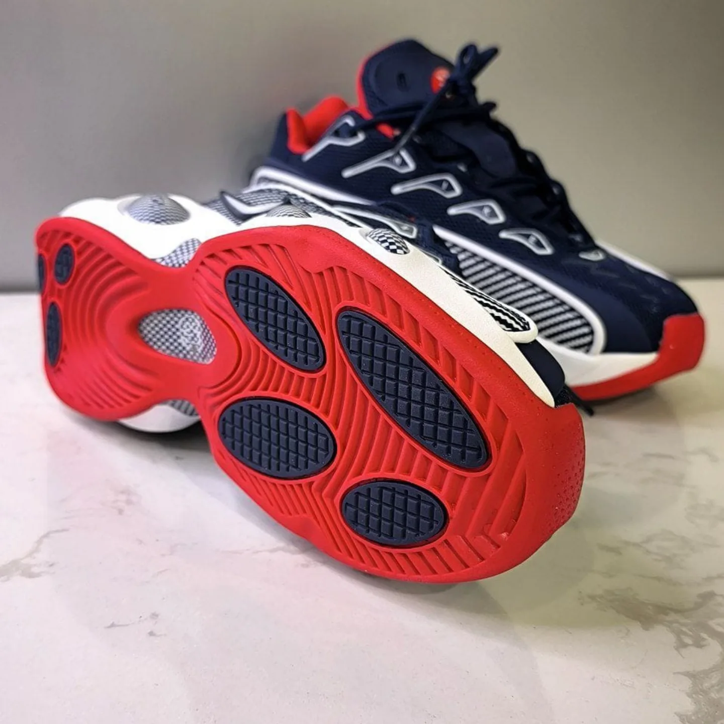 nike-nocta-glide-bleu-rouge-avec-des-semelles-blanches-3.jpeg
