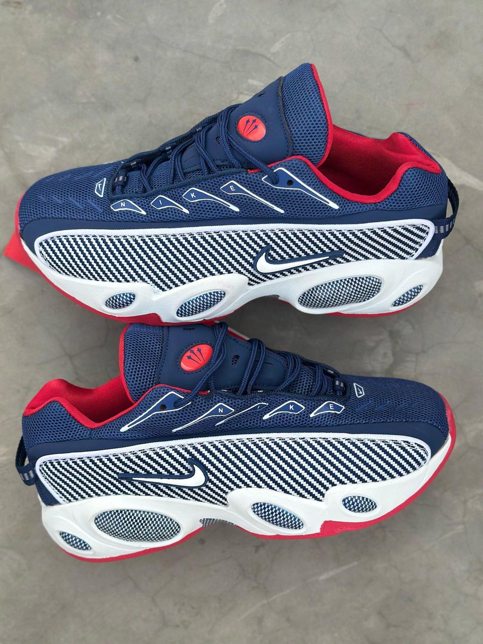 nike-nocta-glide-bleu-rouge-avec-des-semelles-blanches-5.jpeg