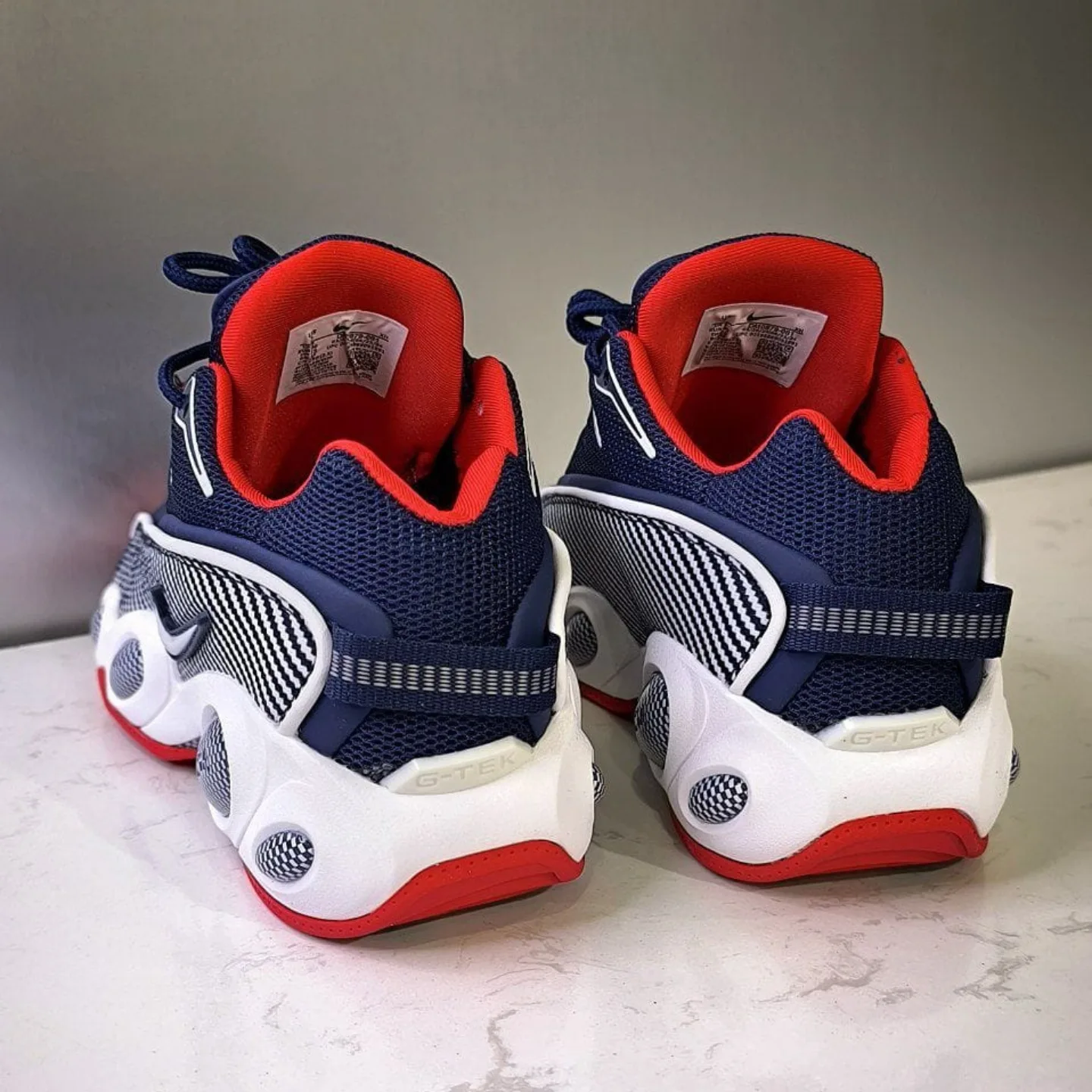 nike-nocta-glide-bleu-rouge-avec-des-semelles-blanches-6.jpeg