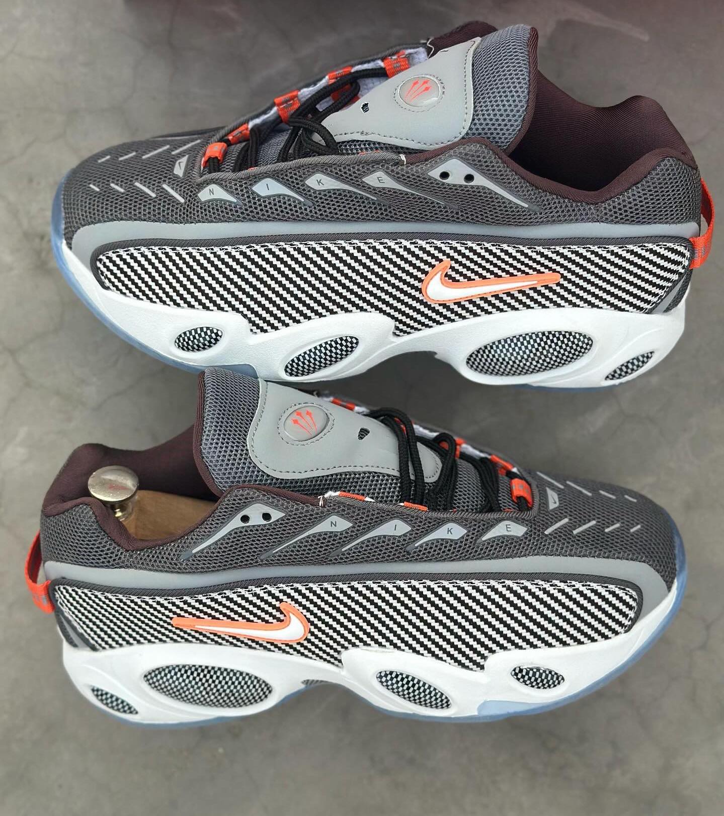 nike-nocta-glide-gris-orange-avec-des-semelles-blanches-2.jpeg