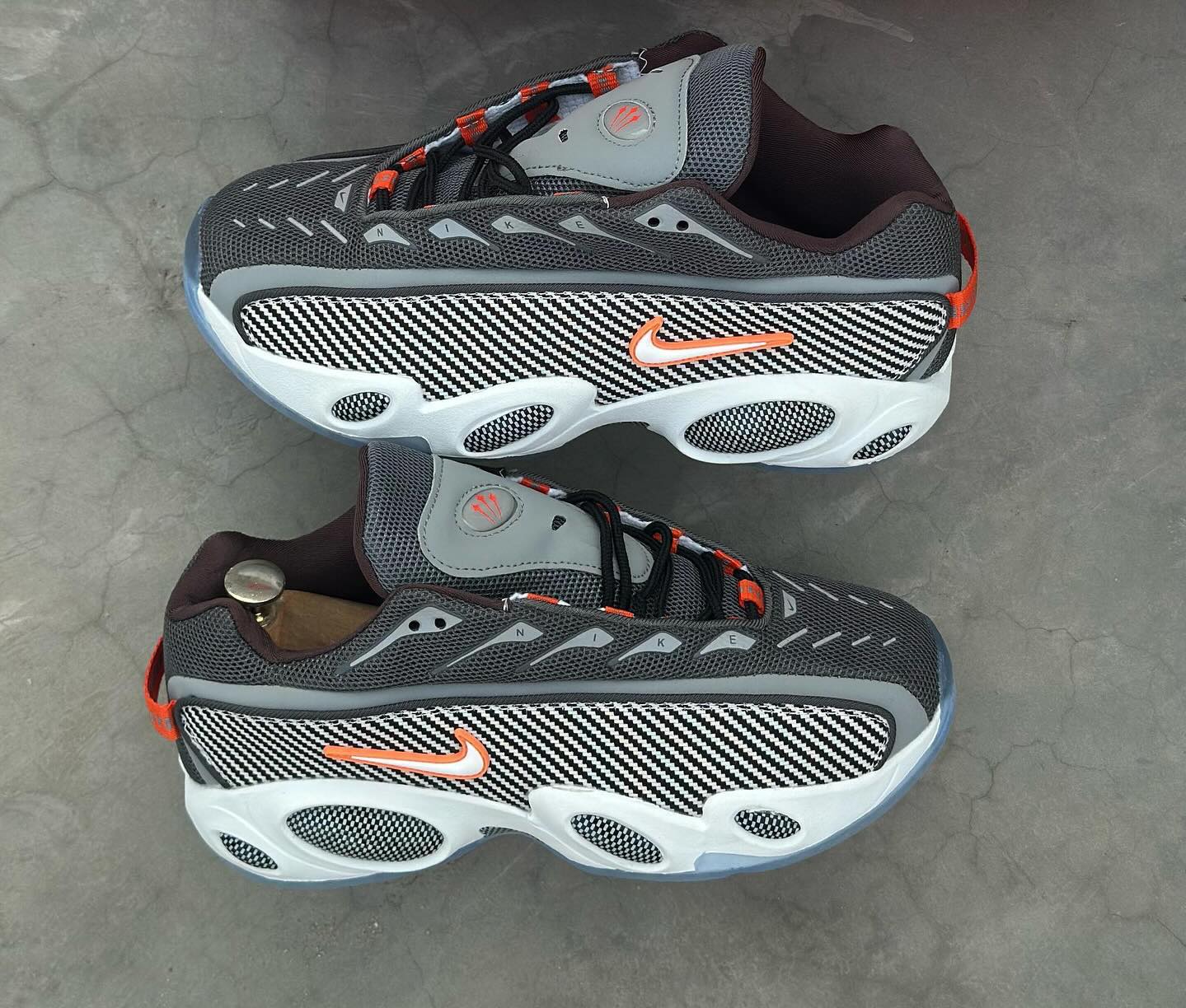 nike-nocta-glide-gris-orange-avec-des-semelles-blanches-3.jpeg