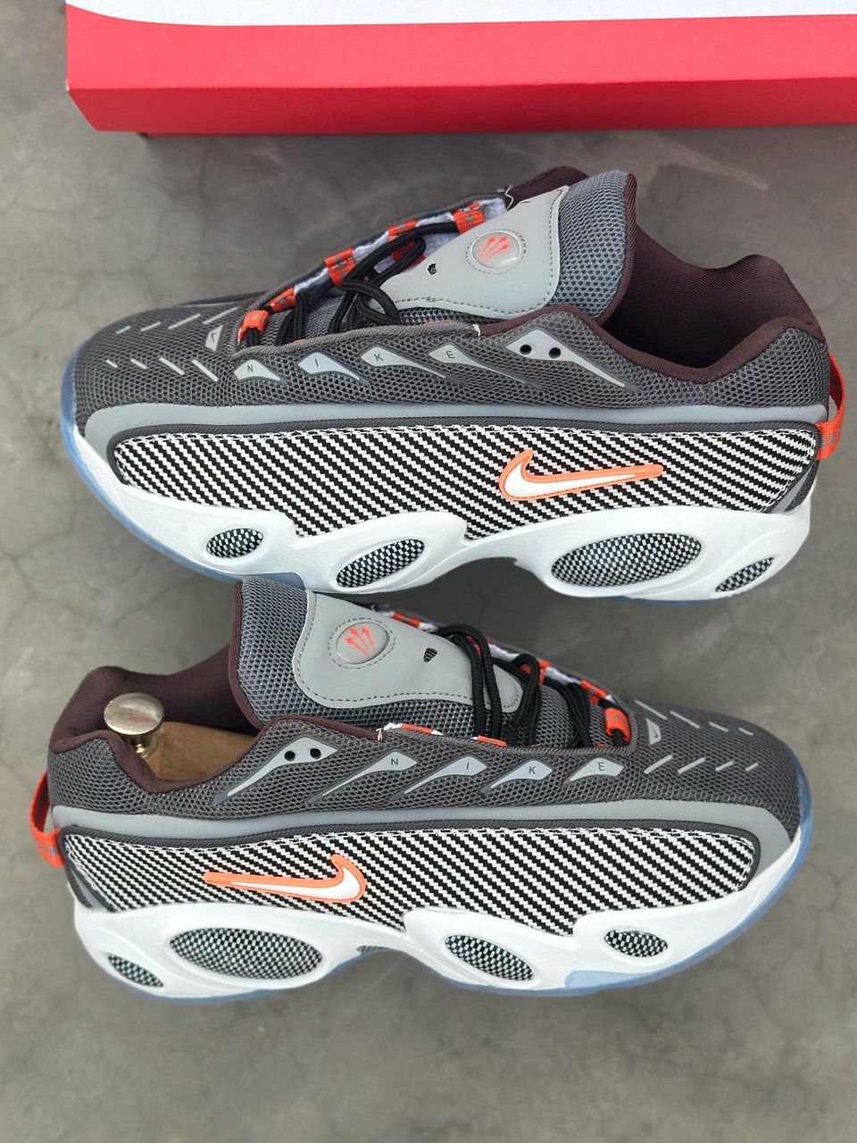 nike-nocta-glide-gris-orange-avec-des-semelles-blanches-4.jpeg