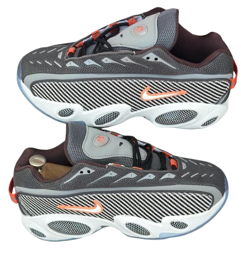 nike-nocta-glide-gris-orange-avec-des-semelles-blanches-5.png