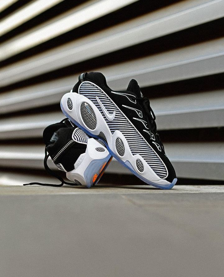 nike-nocta-glide-noir-avec-des-semelles-blanches-7.jpeg
