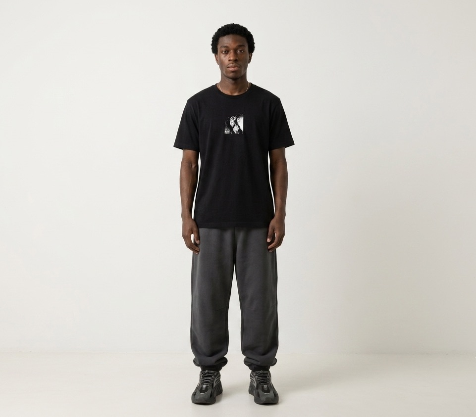 t-shirt-noir-avec-un-petit-imprime-graphique-sur-la-poitrine-de-modele-streetwear-4.jpeg