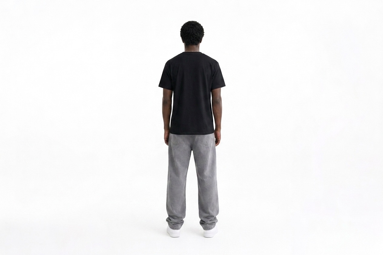 t-shirt-noir-dun-homme-au-regard-fix-avec-message-the-great-lock-in-3.jpeg