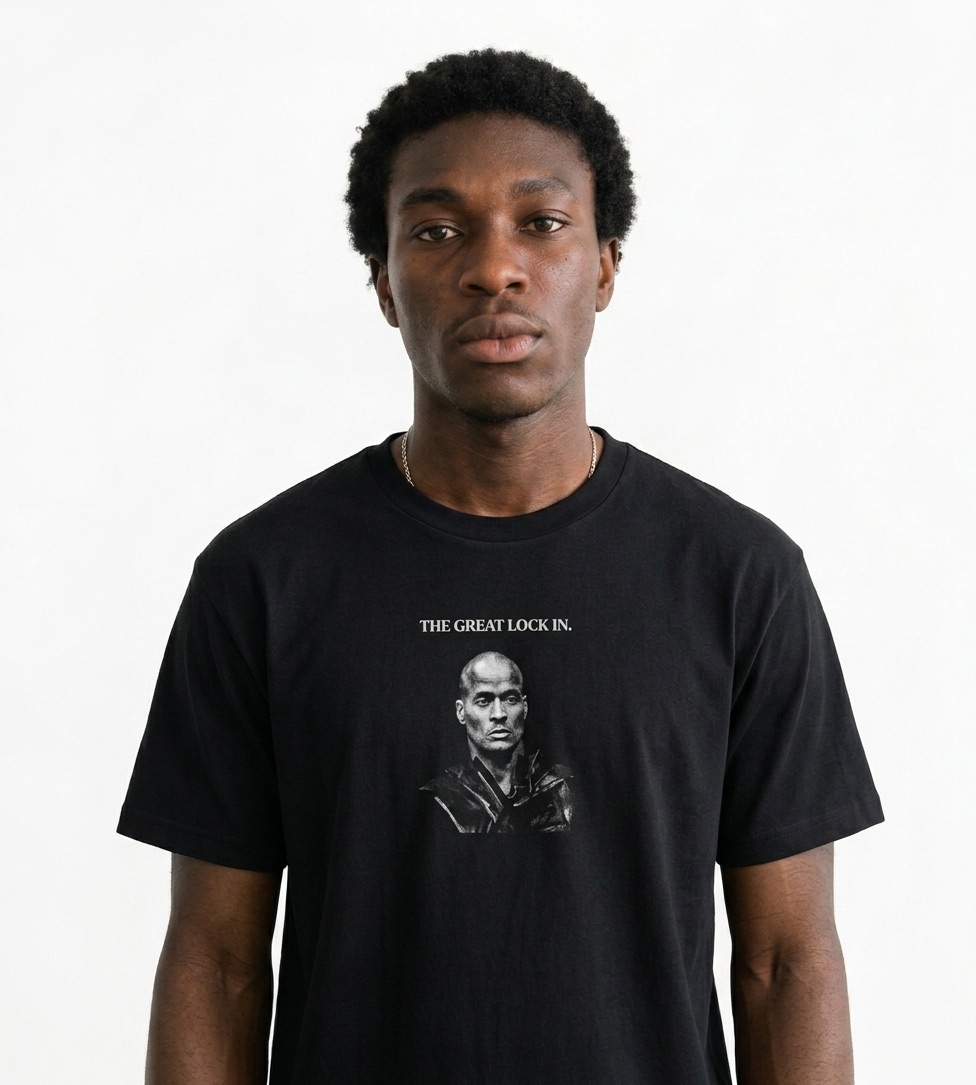 t-shirt-noir-dun-homme-au-regard-fix-avec-message-the-great-lock-in-4.jpeg