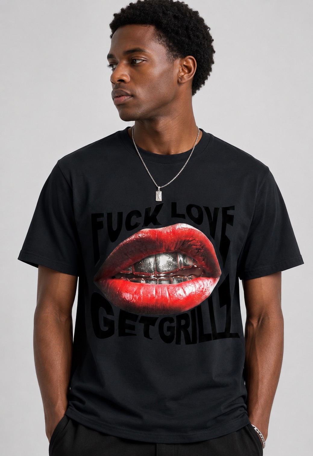 t-shirt-streetwear-noir-imprime-levres-rouges-4.jpeg
