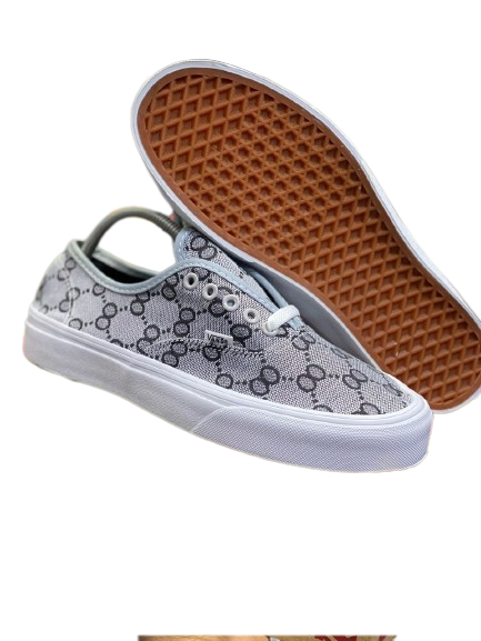 vans-grise-avec-motif-gucci-et-semelles-blanches-3.png