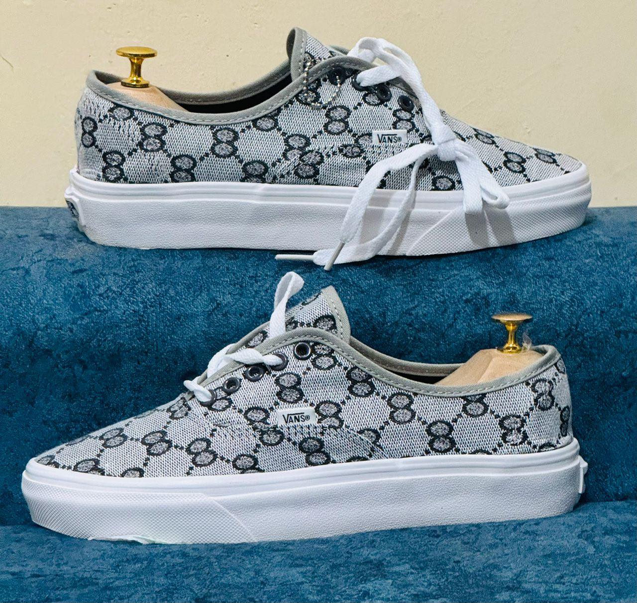 vans-grise-avec-motif-gucci-et-semelles-blanches-5.jpg