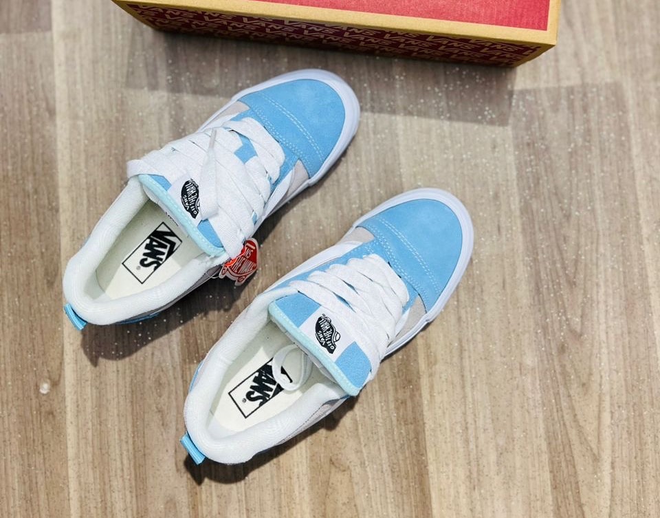 vans-knu-skool-bleu-ciel-avec-des-semelles-blanches-2.jpeg