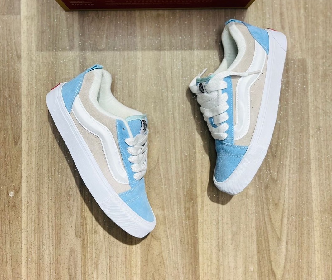 vans-knu-skool-bleu-ciel-avec-des-semelles-blanches-4.jpeg
