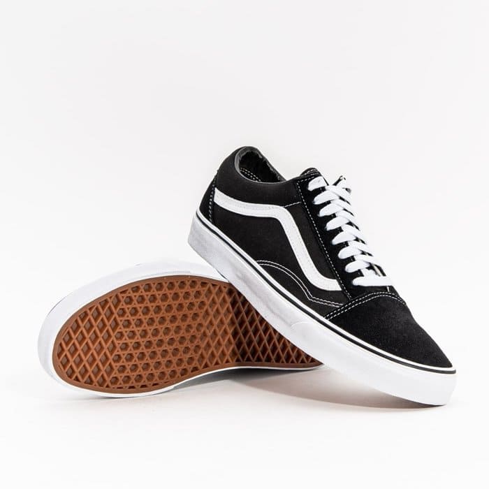 vans-old-skool-noir-avec-des-semelles-blanches-3.jpg