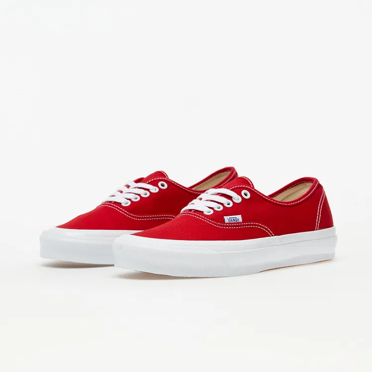 vans-rouge-avec-des-semelles-blanches-sans-trait-3.png