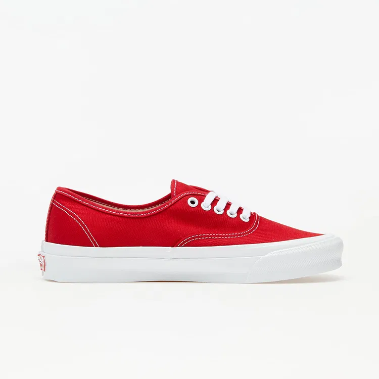 vans-rouge-avec-des-semelles-blanches-sans-trait-4.png