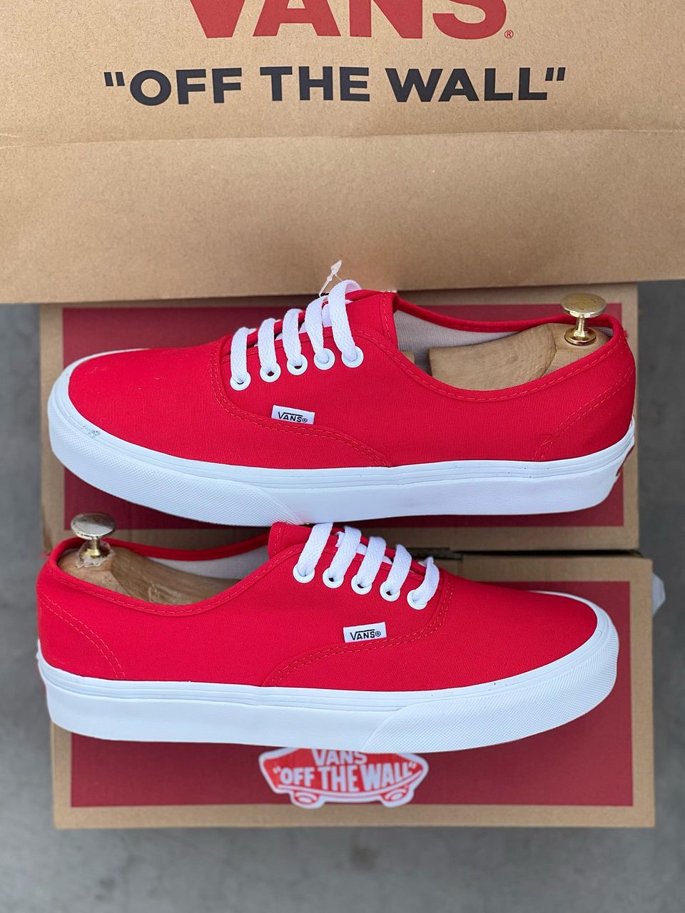 vans-rouge-avec-des-semelles-blanches-sans-trait-7.jpeg